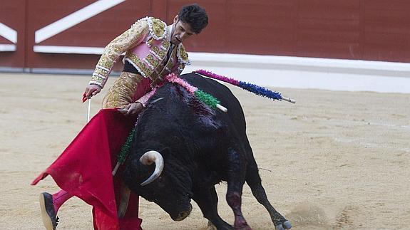 Talavante lidia a su segundo toro.