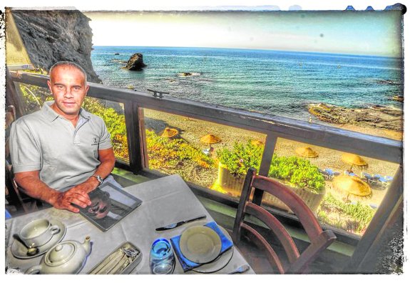 José Asenjo, en la terraza del restaurante La Cala, ubicado en el complejo de La Manga Club. 