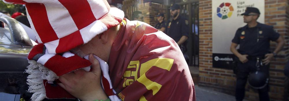 Un aficionado murcianista llora frente a la sede de la LFP, en Madrid.