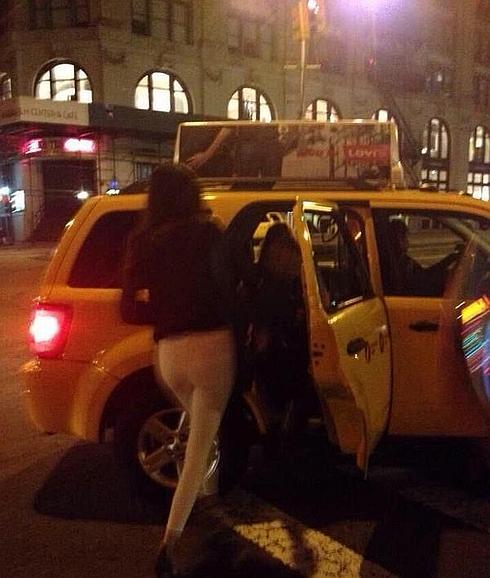 Kendal Jenner subiendo a un taxi junto a Ashton Irwin 