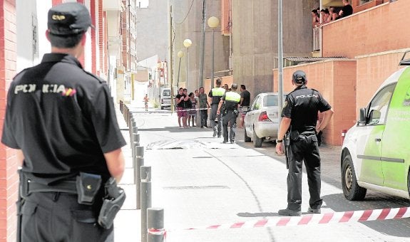 Policías custodian el cadáver de la joven fallecida ayer. :: s.m.l. / agm