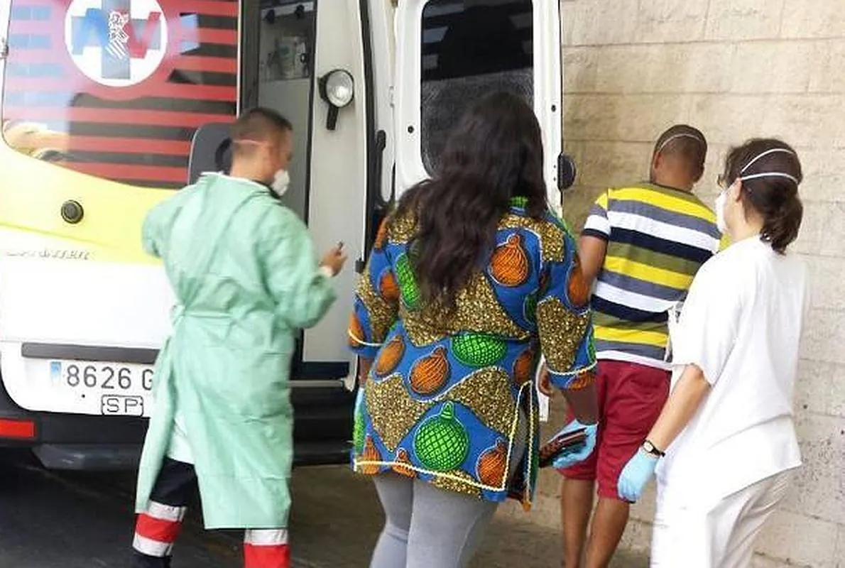 El paciente y su hermana, ayer, a su llegada al Servicio de Urgencias del Hospital General de Alicante, donde les hicieron una primera exploración médica.