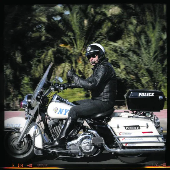 Luis Gestoso, a lomos de su motocicleta Harley Davidson de la Policía metropolitana de Nueva York. :: martínez bueso
