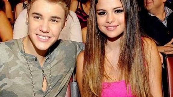 El cantante Justin Bieber junto a Selena Gómez