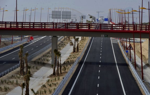 Accesos al aeropuerto de Corvera desde la autovía, construidos en 2011. :: antonio gil / AGM
