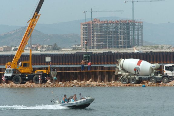 Las obras de Puerto Mayor, en una imagen de 2005. :: J. M. R. / AGM
