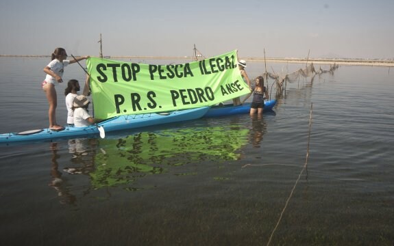 Activistas de ANSE protestan ante unas redes ilegales, el miércoles al norte de La Manga.

