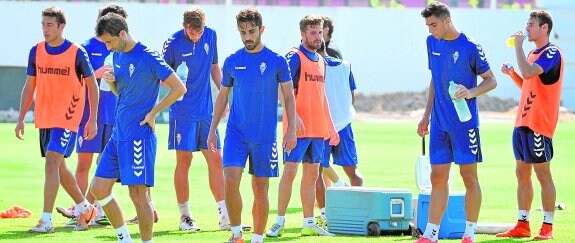 Jugadores del Real Murcia, ayer, en un descanso del entrenamiento que realizaron en Cobatillas. 