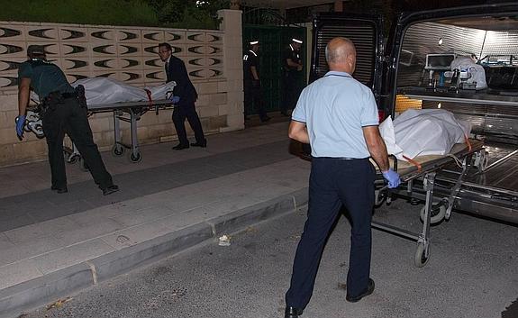 El furgón de la funeraria y un coche patrulla de la Guardia Civil anoche ante la urbanización donde se produjo el suceso. 