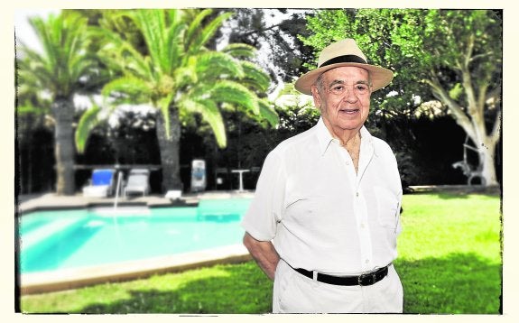 El maestro cocinero Raimundo González, en el jardín de su chalé de Campoamor.