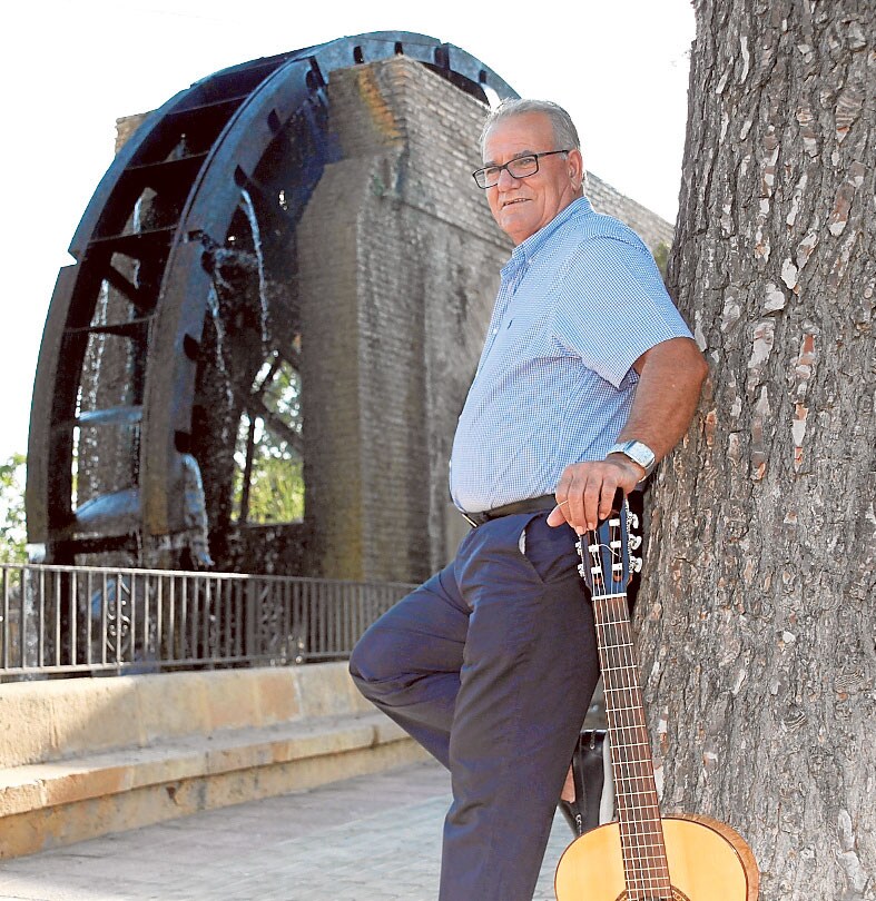 Pero ‘El Cardoso’ posando junto a su guitarra.