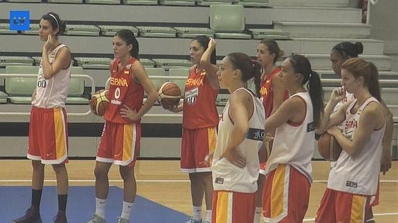 Varias jugadoras durante el entrenamiento en el Palacio de los Deportes de Murcia. 