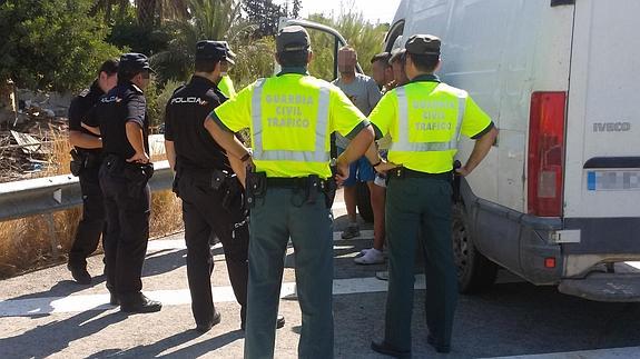 Agentes de la Policía Nacional y la Guardia Civil tras arrestar a los jóvenes que se dieron a la fuga. 