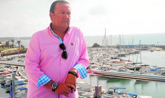 Luis Fernández, la semana pasada en el Club Náutico de Campoamor. :: israel sánchez / AGM
