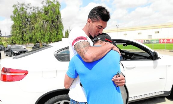 Eddy se abraza efusivamente a Wellington Silva tras acabar la pasada temporada. :: Nacho García / agm