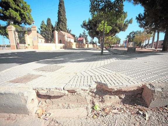 Bordillo roto de una acera de la calle del cementerio, en La Palma. 