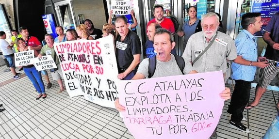 Pancartas a las puertas del centro comercial. :: vicente vicéns / AGM