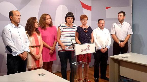 María González Veracruz, en el centro, acompañada por -de izquierda a derecha- Pedro López, Ana Belén Castejón, Isabel Casalduero, Begoña García Retegui, Manuel Soler y Antonio Gomariz