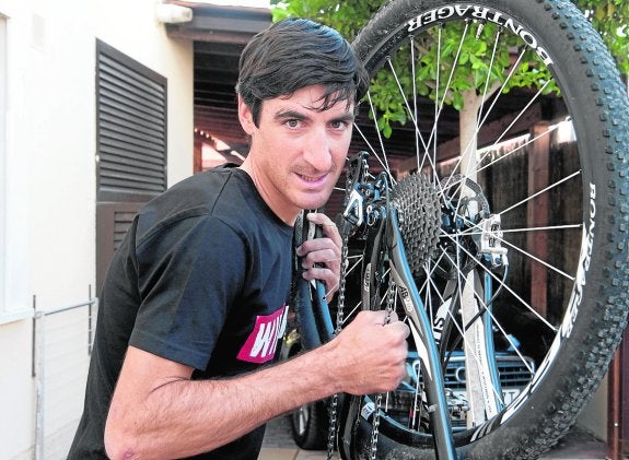  Fran Pérez, corredor del equipo Mondraker. :: vicente vicéns / agm