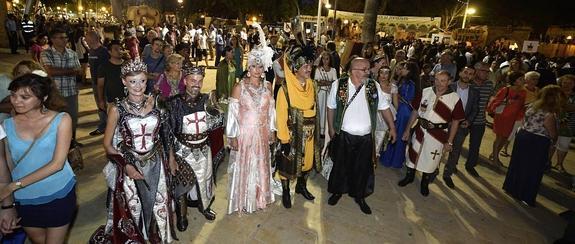 Los reyes cristianos y moros lucieron sus mejores galas y causaron sensación anoche a su llegada a los jardines del Malecón. 
