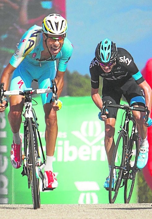 Fabio Aru y Chris Froome, ayer, en el Monte Castrove. :: j. reina / afp

