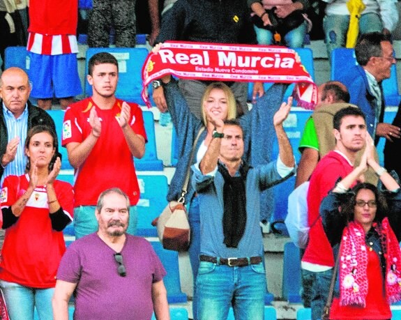 Aficionados del Real Murcia, ayer, en el estadio Miramar de Luanco. :: lof