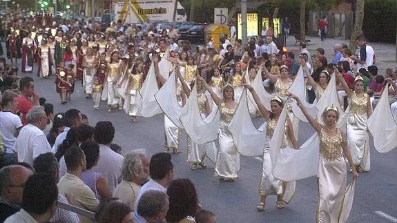 Desfile general dentro del XIV Año de las Fiestas de Carthagineses y Romanos; tropa de Caballeros e Isis de Cartago