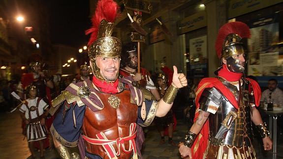 Desfile tras la victoria de los romanos. Escipión levanta el pulgar tras ganar la batalla