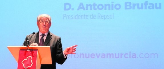 Antonio Brufau, en un momento de su conferencia en el Auditorio El Batel, de Cartagena. :: p. Sánchez / agm

