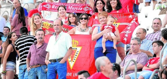 Aficionados del Real Murcia en la grada de la Nueva Condomina, en el partido frente al Celta B. 