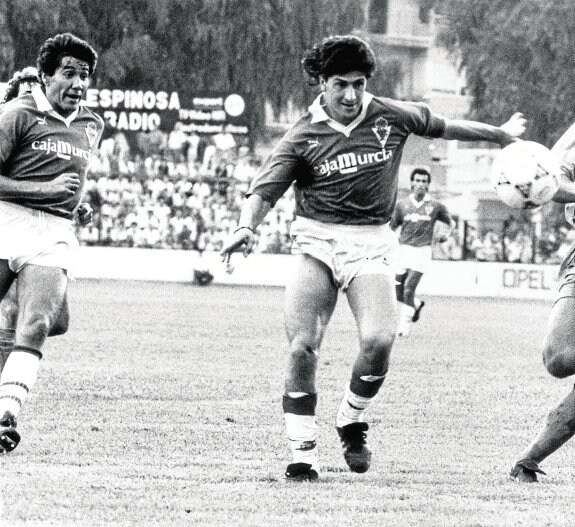 Comas, en un partido del Murcia de la temporada 1990-91, en la que fue máximo goleador de Segunda. :: tomás
