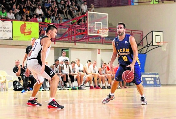 Cabezas conduce el balón en el encuentro de anoche en San Javier. :: lv