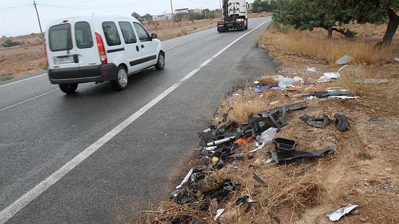 Restos del accidente de Balsapintada junto a la calzada.