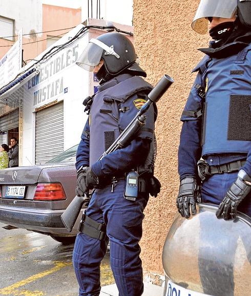 La Policía durante una redada contra redes de captación de EI en Melilla en marzo.