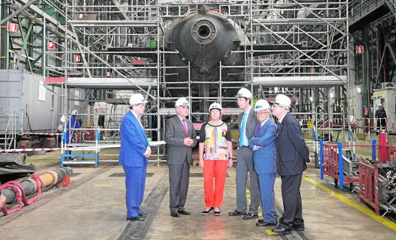 Barreiro, flanqueada por Garre, Ruiz y directivos del astillero, ante un submarino.