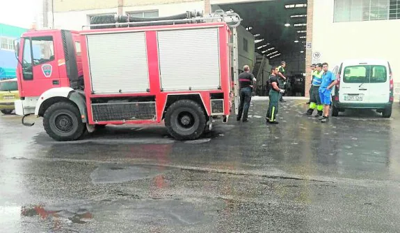 Bomberos y Policía, ayer, en la nave donde se produjo el incendio. 