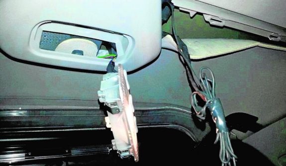 Arriba, dispositivos de escucha y grabación hallados en un coche patrulla, según la UFP. A la derecha tarjeta SIM.