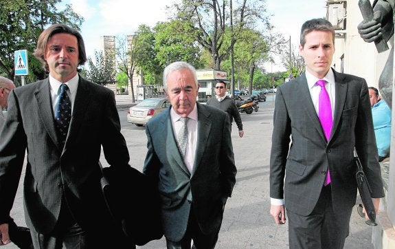 El promotor Rafael Galea, escoltado por dos de sus abogados. :: fran manzanera/agm
