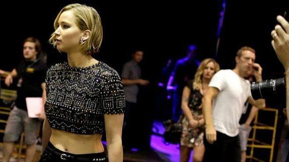 Jennifer Lawrence y Chris Martin fotografiados en el backstage durante un concierto del vocalista de Coldplay. 