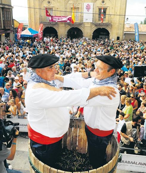 Fiesta de la vendimia 2014 en Labastida (Rioja alavesa), donde el poderoso grupo de alimentación chino Cofco pretende entrar en la cooperativa.