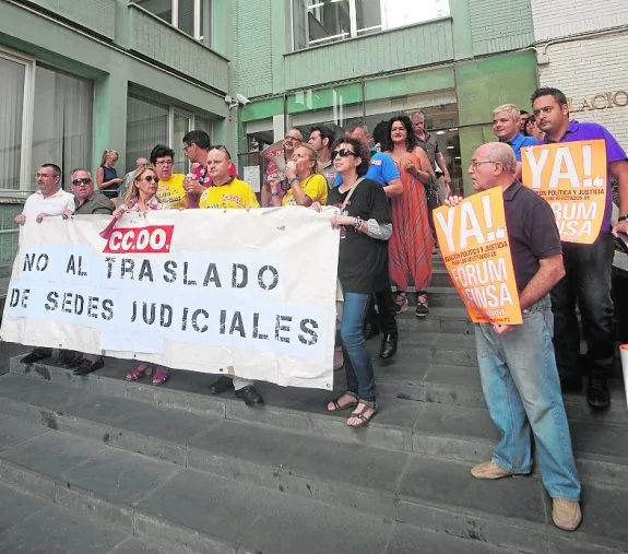 Empleados, durante su protesta ante el Palacio de Justicia. agm
