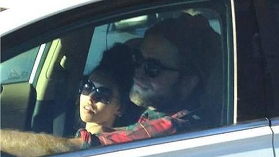 Robert Pattinson y su nueva novia viajan juntos en coche. 