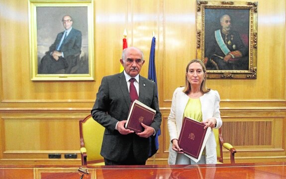 El presidente Alberto Garre y la ministra Ana Pastor, ayer, en Madrid.