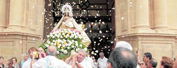 Multitudinaria despedida a la Patrona