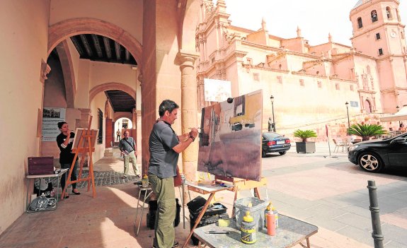 Dos participantes en el concurso de pintura del año pasado, en la plaza de España. :: p. alonso / agm