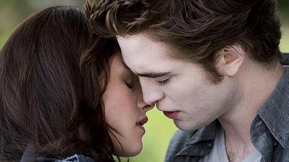 Kristen Stewart y Robert Pattinson en una escena de 'Crepúsculo'