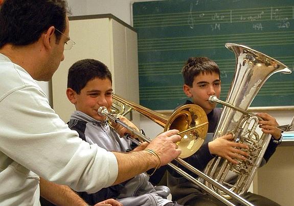 Dos alumnos durante una clase en un conservatorio de música. 