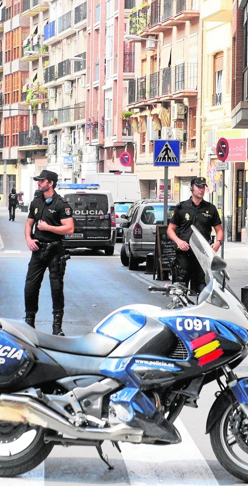 Agentes impidiendo el paso a la comisaría de Murcia. 