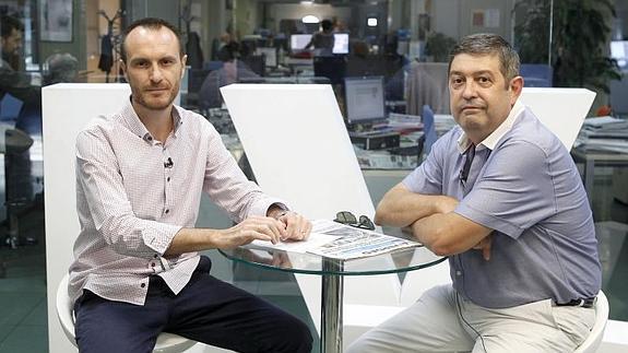 Víctor Rodríguez, editor jefe de laverdad.es, y José Antonio Herrero, especialista del Servicio de Enfermedades Infecciosas de La Arrixaca, este martes, durante la entrevista realizada en el set multimedia de 'La Verdad'.