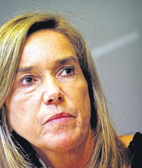 La ministra, durante la rueda de prensa del pasado lunes. «Su estrategia de comunicación es catastrófica», dicen los expertos.